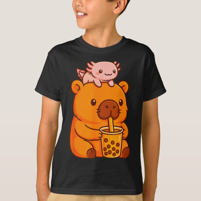Camiseta Cute Capybara Drinking Bubble Tea And Axolotl Kawa (Anverso)