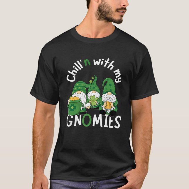 Camiseta Cute Chill n With My Gnomies  St Patricks day hand (Anverso)