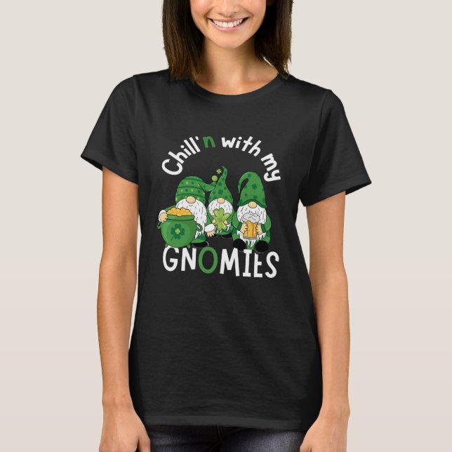 Camiseta Cute Chill n With My Gnomies  St Patricks day hand (Anverso)