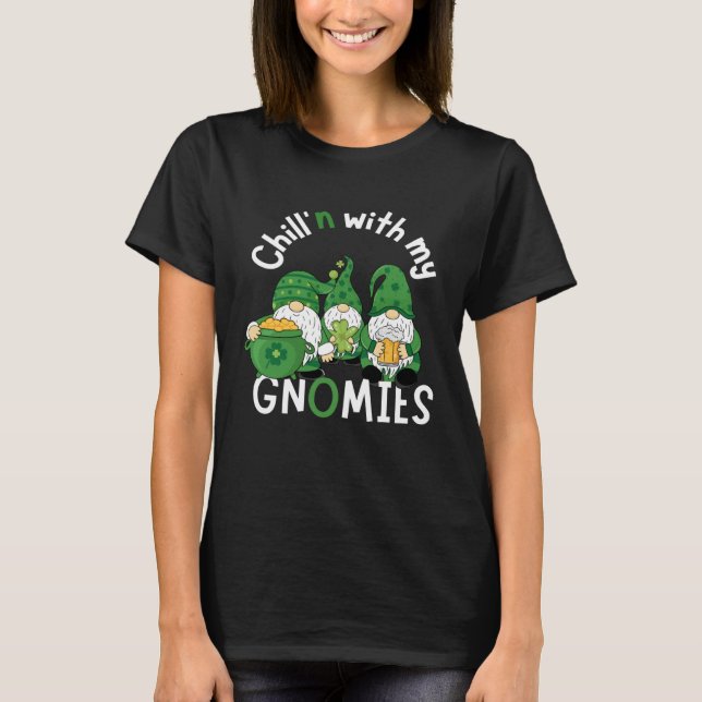 Camiseta Cute Chill n With My Gnomies  St Patricks day hand (Anverso)