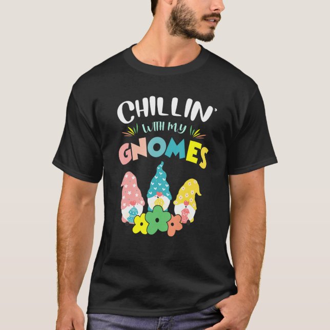 Camiseta Cute Chillinu2019 Con Mi Escuadrón De Gnomes Feliz (Anverso)