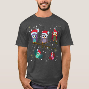Camiseta Cute Christmas Owls Wearing Santa Hats in Snowy Wi