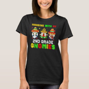 Camiseta Cute Colgando Con Mis Gnomías De Segundo Grado Cin