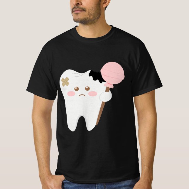 Camiseta Cute decayed tooth cartoon holding lollipop funny  (Anverso)