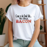 Camiseta Cute Funny Bacon<br><div class="desc">Ven al lado oscuro... ¡Tenemos Bacon" Camisa Graciosa - Perfecto para los fans del Bacon! ¡Únete a la rebelión más sabrosa con este tee irresistiblemente lindo y peculiar! Con la frase lúdica "Ven al lado oscuro... Tenemos Bacon", esta camisa es imprescindible para los amantes del tocino y del humor. Ya...</div>