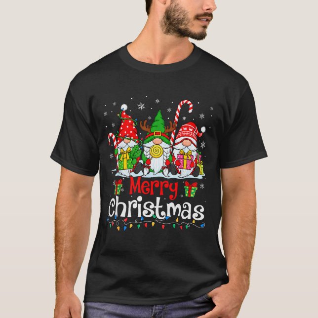 Camiseta Cute Gnomes Merry Christmas Light Family Gnome Xma (Anverso)
