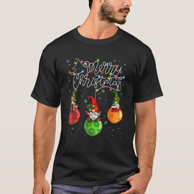 Camiseta Cute Gnomes Merry Christmas Light Family Gnome Xma (Anverso)