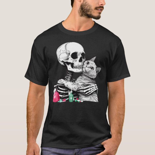 Camiseta Cute Halloween Skeleton Hug Cat Vet Tech Veterinar (Anverso)