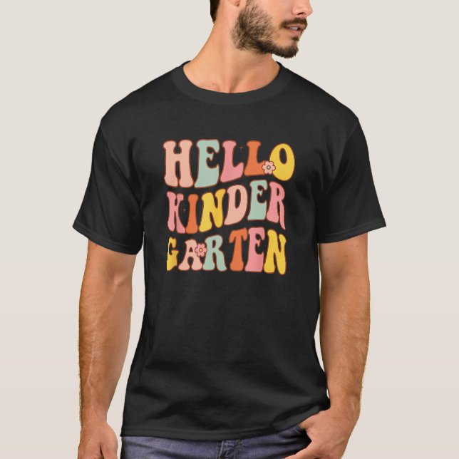 Camiseta Cute Hello Kindergarten Groovy First Day Of School (Anverso)