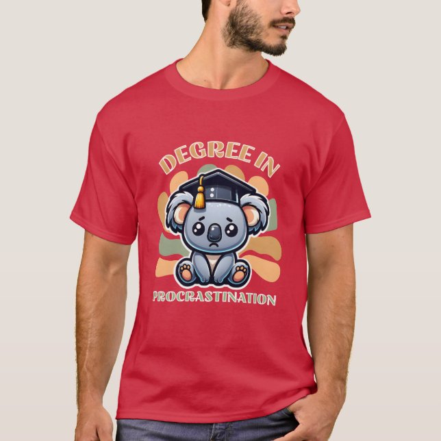 Camiseta Cute Koala Bear with Degree in Procrastination fam (Anverso)