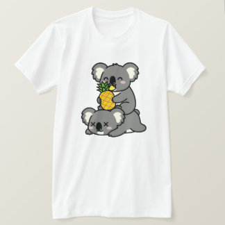 Camiseta Cute Koalas Eating Pineapple Cartoon Design