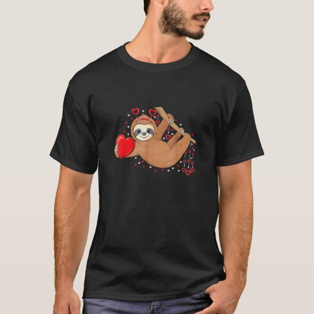 Camiseta Cute Lazy Sloth Holding Heart Love Sloth Valentine (Anverso)