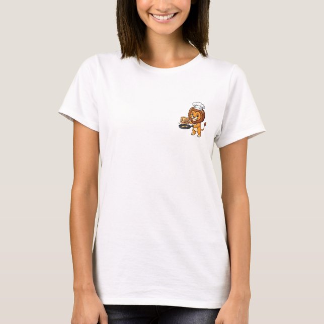 Camiseta Cute León Chef Personaje con Panqueques y Sartén  (Anverso)