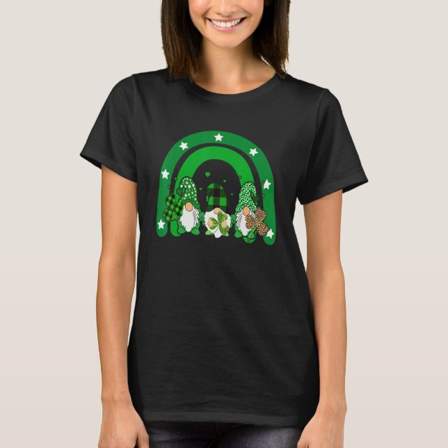 Camiseta Cute Lucky Rainbow Gnome Happy St Patricks Day Fam (Anverso)