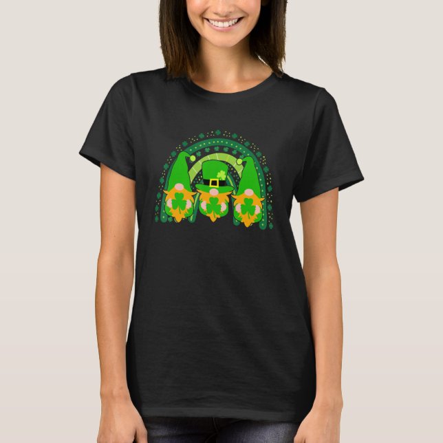 Camiseta Cute Lucky Rainbow Gnome Happy St Patricks Day Fam (Anverso)