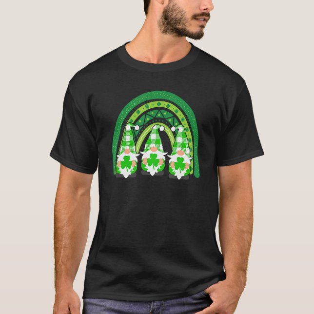 Camiseta Cute Lucky Rainbow Gnome Happy St Patricks Day Fam (Anverso)