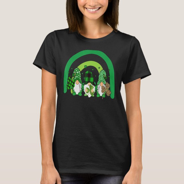 Camiseta Cute Lucky Rainbow Gnome Happy St Patricks Day Fam (Anverso)