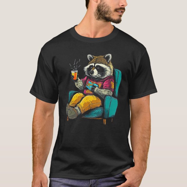 Camiseta Cute Raccoon Enjoys Food on Couch (Anverso)