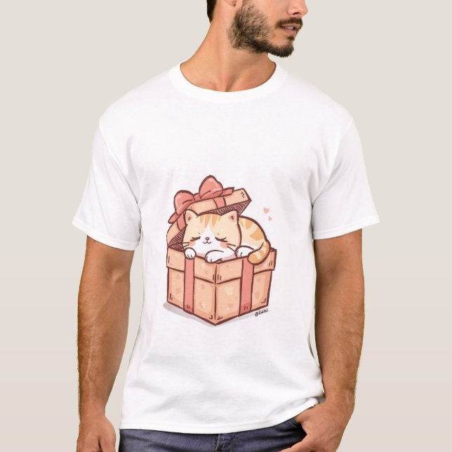 Camiseta Cute Sleepy Kawaii Cat in Gift Box  - Cozy Surpris (Anverso)