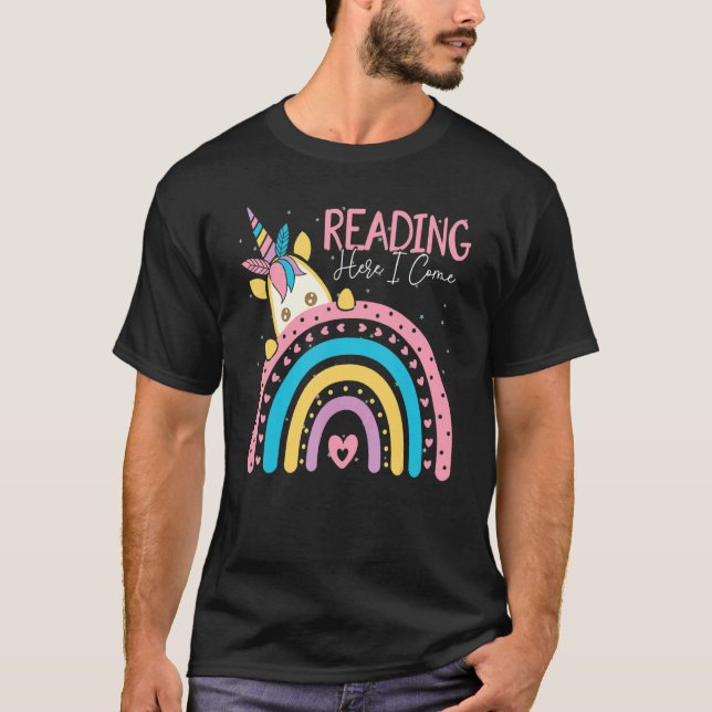 Camiseta Cute Unicorn Reading Here I Come Rainbow Back To S (Anverso)