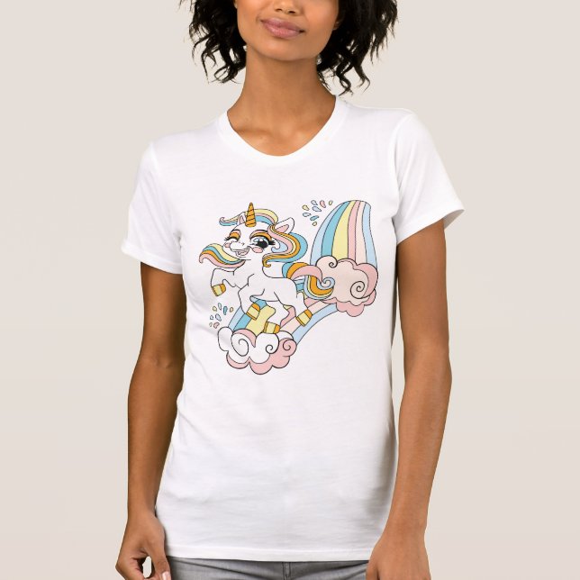 Camiseta Cute unicornio en un arcoíris (Anverso)