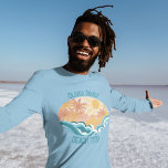 Camiseta Cute Vintage Beach Waves Sunshine Surf Long Sleeve<br><div class="desc">Camisetas de manga larga de estilo vintage con bonitas olas verde azuladas del océano y un sol brillante con palmeras en verano. El diseño fresco y granulado se complementa con el angustiado texto verde azulado azul personalizado para sus vacaciones familiares o viaje a la playa.</div>