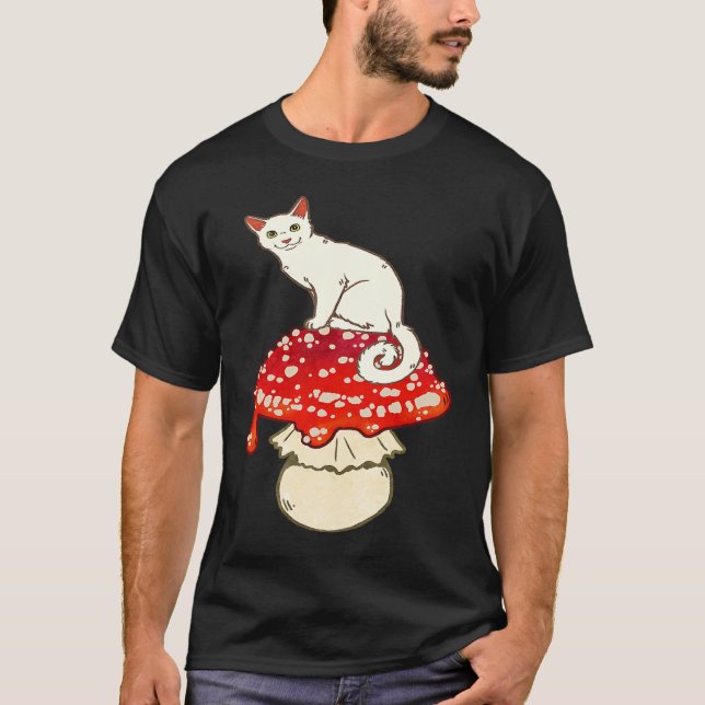 Camiseta Cute White Cat Sitting on Red Spotted Mushroom (Anverso)