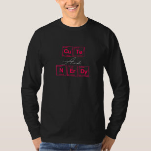 Camiseta Cuto Y Nerdy Escrito En Elementos Del Periódico