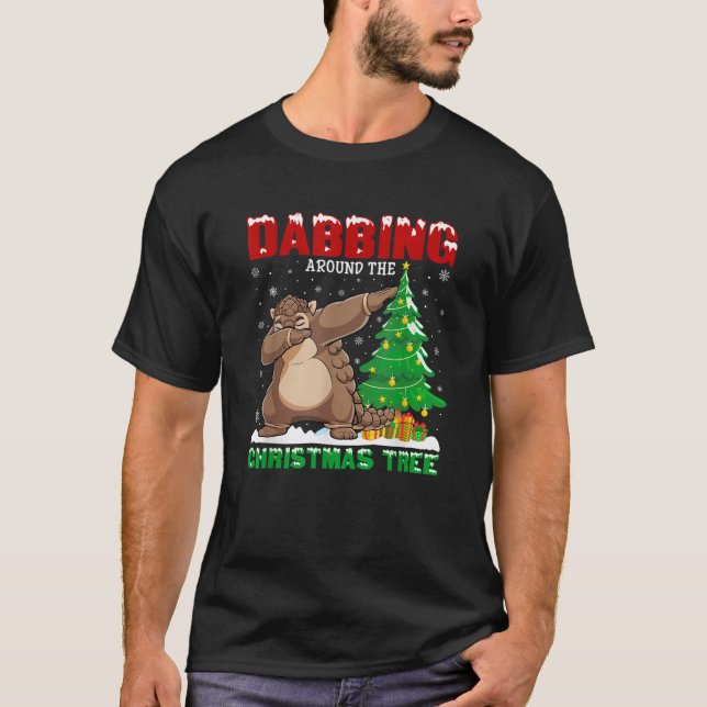 Camiseta Dabbing Around the Christmas Tree Bobcat Coste de  (Anverso)
