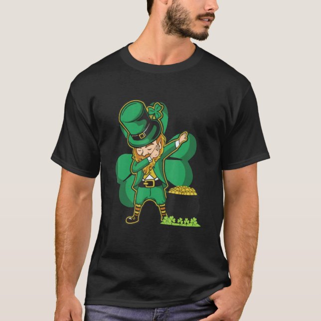 Camiseta Dabbing Cobalt with clover leaf and pot of gold (Anverso)