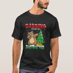 Camiseta Dabbing en torno a la vaca Xma en árbol de Navidad