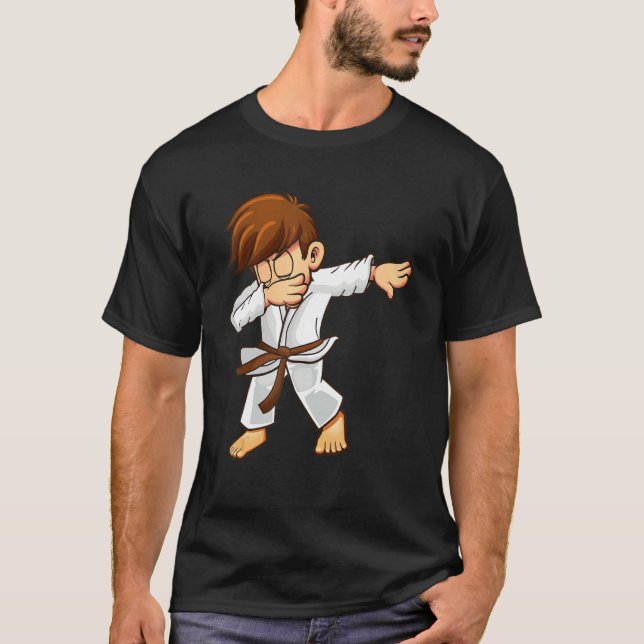 Camiseta Dabbing martial artists with brown belt Karate and (Anverso)