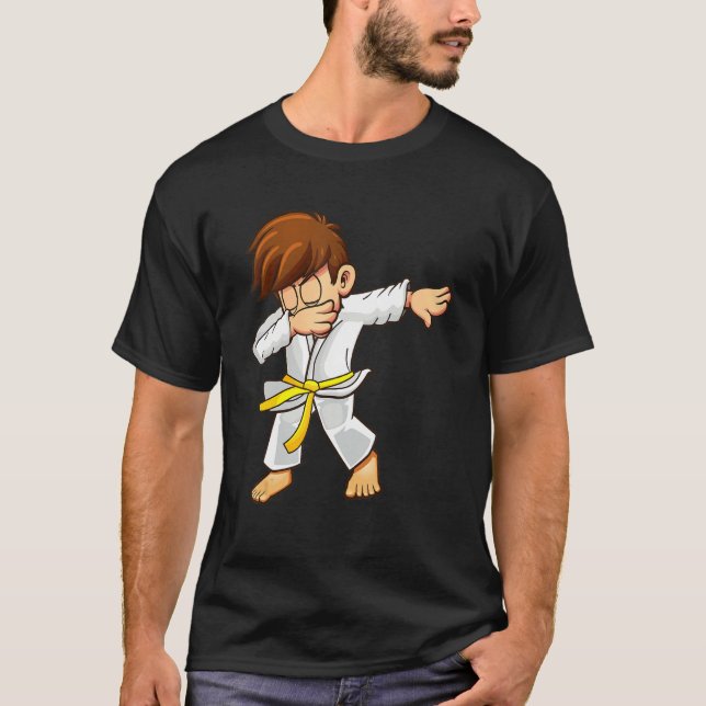 Camiseta Dabbing martial artists with yellow belt Karate an (Anverso)