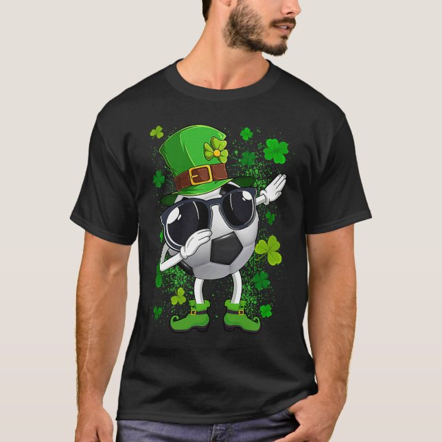 Camiseta Dabbing Soccer Ball Leprechaun Saint Patrick's Day (Anverso)