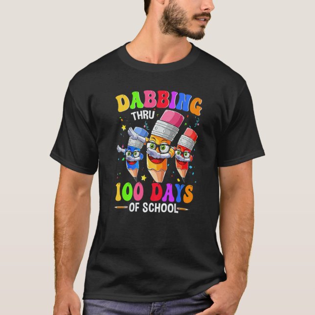 Camiseta Dabbing Thru 100 Days Of School Crayon Teacher Kid (Anverso)