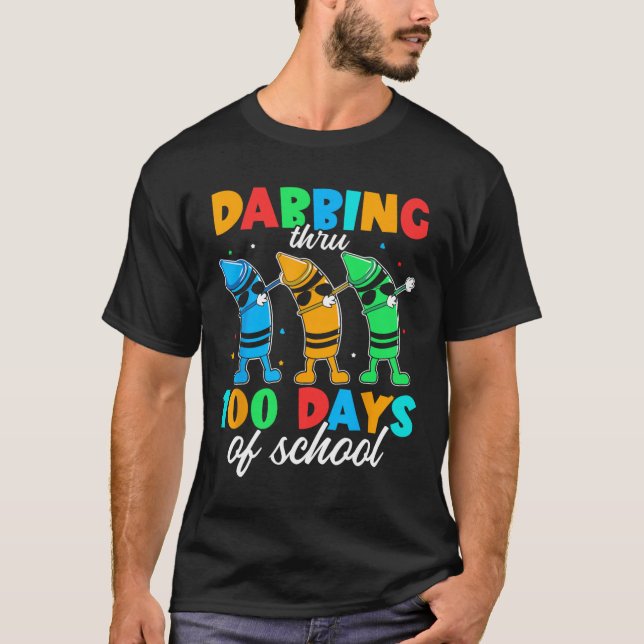 Camiseta Dabbing Thru Crayon Brighter 100 Day School Studen (Anverso)