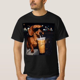 Camiseta Dachshund bebiendo café con hielo