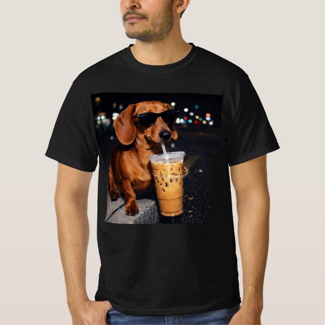 Camiseta Dachshund bebiendo café con hielo (Anverso)