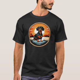 Camiseta Dachshund contra una vieja retro de atardecer