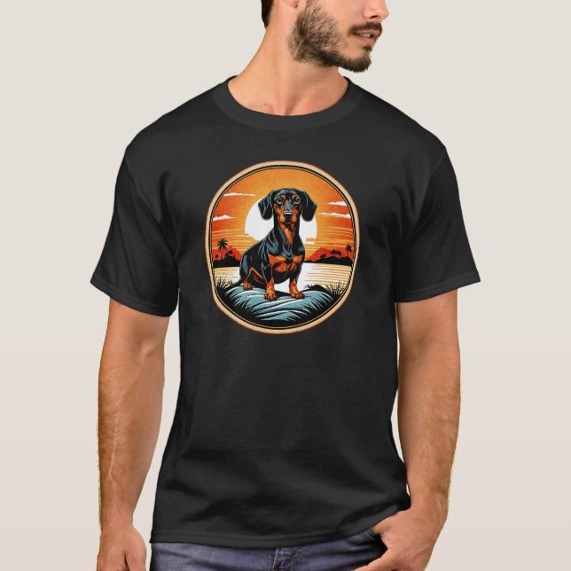 Camiseta Dachshund contra una vieja retro de atardecer (Anverso)