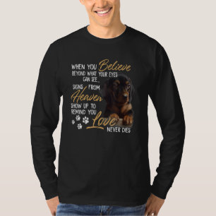 Camiseta Dachshund cree que el amor en el cielo nunca muere