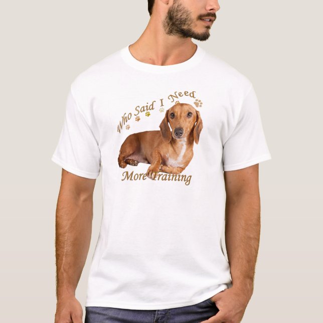 Camiseta Dachshund Necesita Más Capacitación (Anverso)
