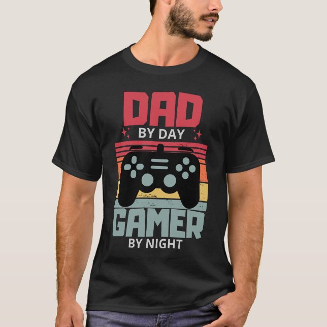 Camiseta Dad By Day Gamer By Night Fanny Fathers Day (Anverso)