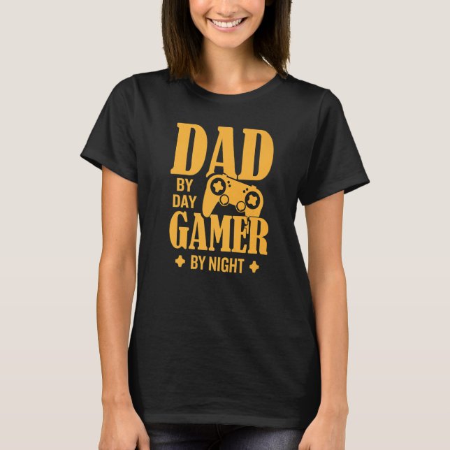 Camiseta Dad By Day Gamer By Night Father Family Kids Paren (Anverso)