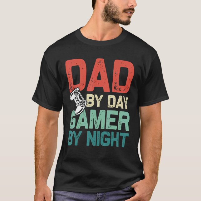 Camiseta Dad By Day Gamer Por Noche Fun Video Game Daddy (Anverso)