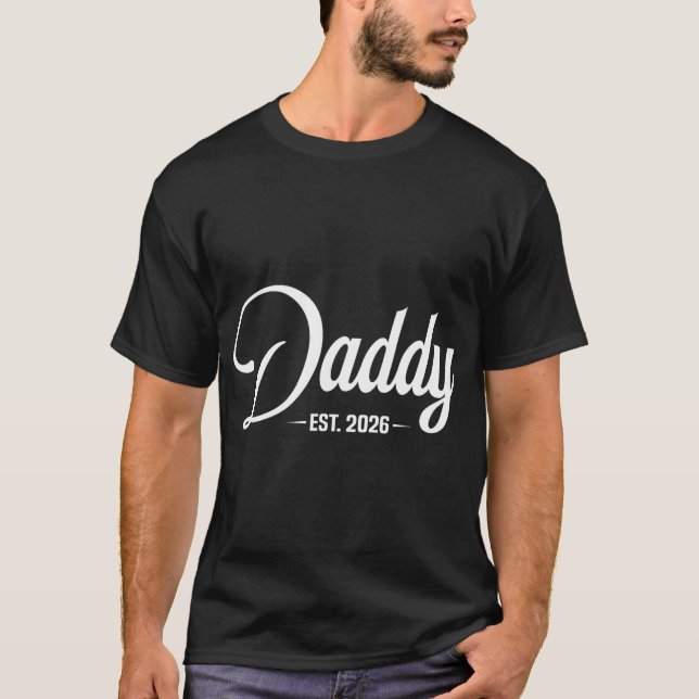 Camiseta Dad Est. 2026 Expect Baby 2026, Father 2026 New Da (Anverso)