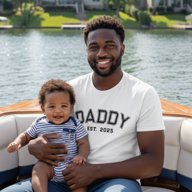 Camiseta Dad Established Bold Black Name Year New Dad Gift (Subido por el creador)