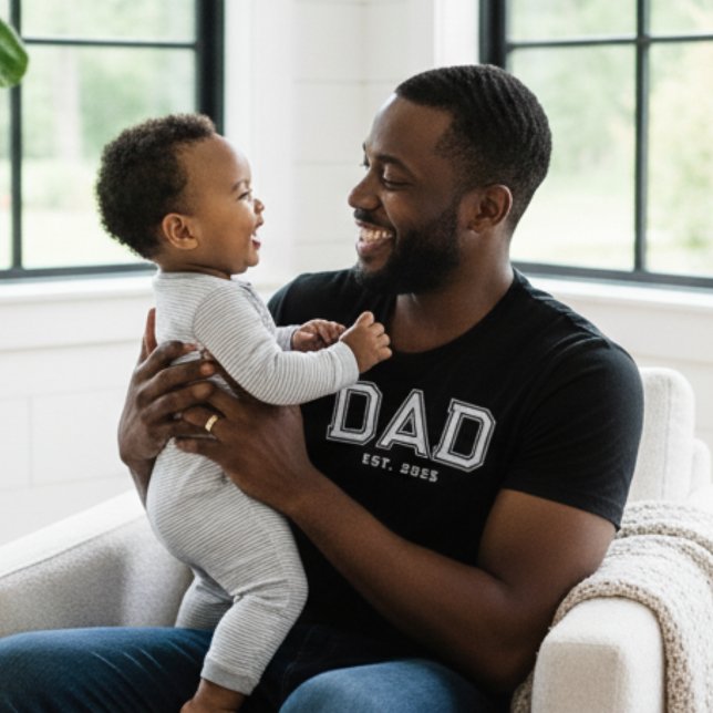 Camiseta Dad Established Bold White Year New Dad Gift (Subido por el creador)