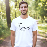 Camiseta Dad Established Minimal Modern Script Black White<br><div class="desc">Celebrate the year he officially became a Dad with this stylish and thoughtful t-shirt. Featuring a modern, clean design, the customizable word "Dad" is boldly displayed with "Est." in modern script followed by the customizable year or years. It's the perfect gift for Father's Day, a new dad, a pregnancy announcement,...</div>