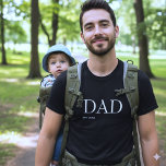 Camiseta Dad Established New Dad Minimal Black White<br><div class="desc">Celebrate the year he officially became a Dad with this stylish and thoughtful t-shirt. Featuring a modern, clean design, the customizable word "Dad" is boldly displayed with "Est." followed by the customizable year, or years, if needed. It's the perfect gift for Father's Day, a new dad, a pregnancy announcement, or...</div>